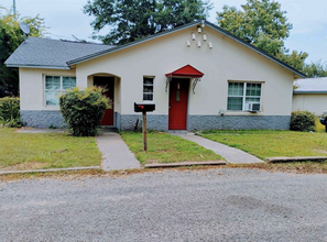 302 E 11th St in Mount Pleasant, TX - Building Photo - Building Photo