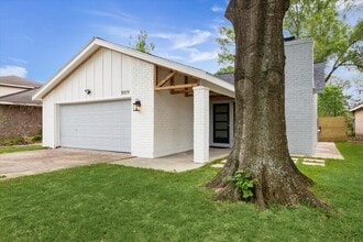 9319 Carousel Ln in Houston, TX - Building Photo - Building Photo