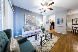 Argosy at Crestview in Austin, TX - Foto de edificio - Building Photo