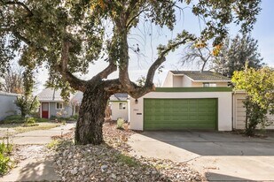 2042 E 8th St in Davis, CA - Building Photo