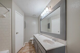 5105 Beaver Hollow Dr in Houston, TX - Building Photo
