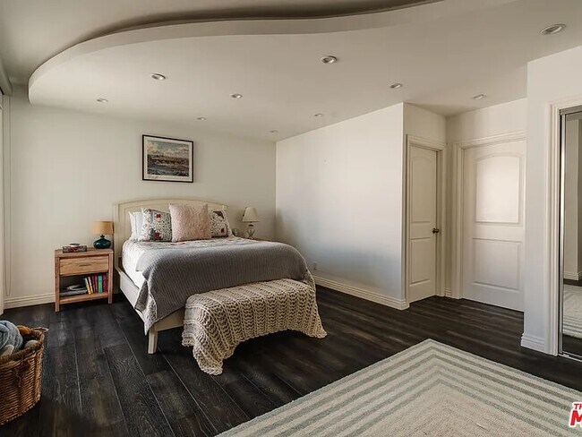 321 S San Vicente Blvd, Unit 905 in Los Angeles, CA - Building Photo - Building Photo