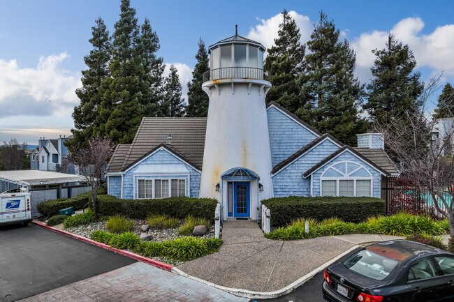 Lighthouse Condominiums in Vallejo, CA - Foto de edificio - Building Photo