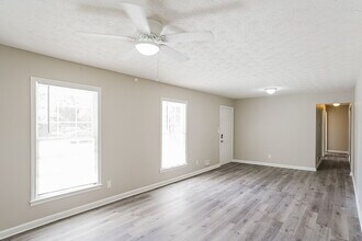 5010 Ailene Dr in Douglasville, GA - Foto de edificio - Building Photo