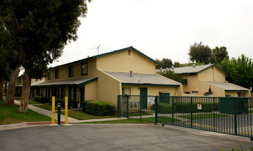 Marygold Garden Apartments in Fontana, CA - Foto de edificio - Building Photo