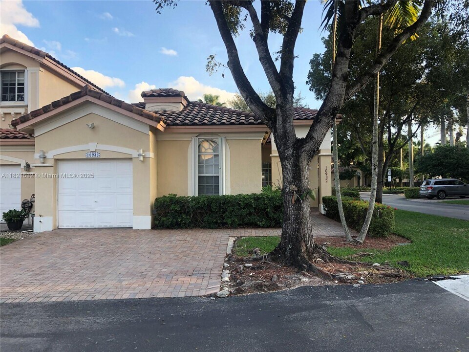 10932 NW 69th St in Doral, FL - Building Photo