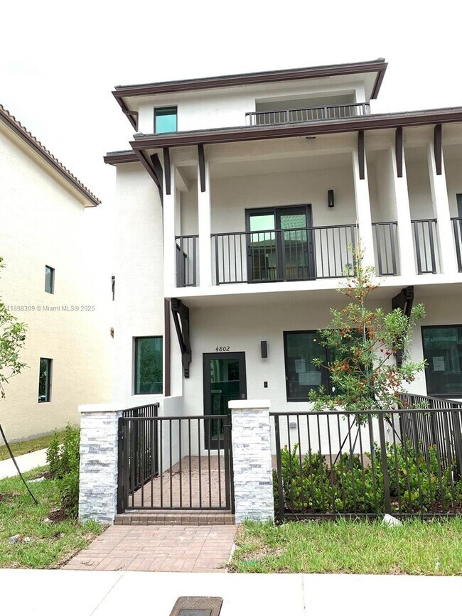 4802 NW 83rd Path in Doral, FL - Building Photo - Building Photo