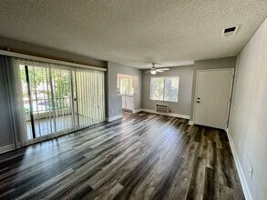 8355 Capricorn Way in San Diego, CA - Foto de edificio - Building Photo