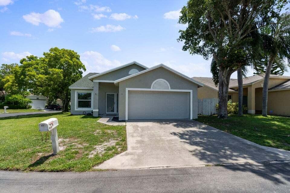 48 Bentwater Cir in Boynton Beach, FL - Building Photo