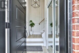 21 Avon Crescent in Vaughan, ON - Building Photo