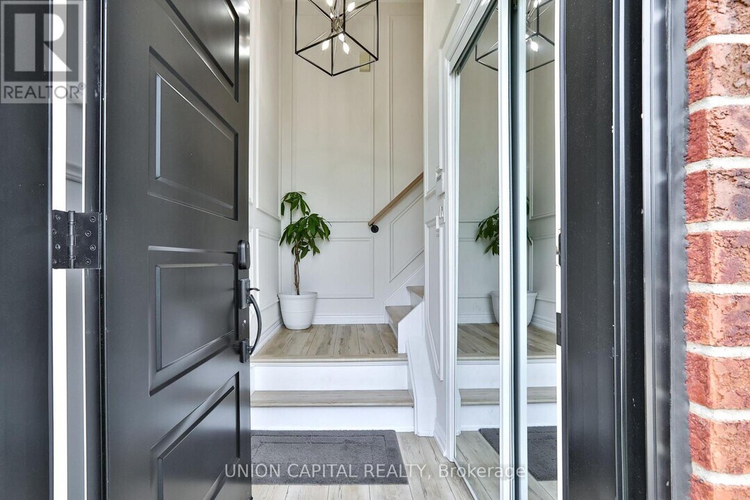 21 Avon Crescent in Vaughan, ON - Building Photo