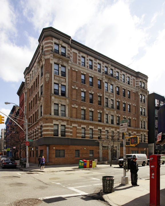 Sarah Powell Huntington House in New York, NY - Building Photo