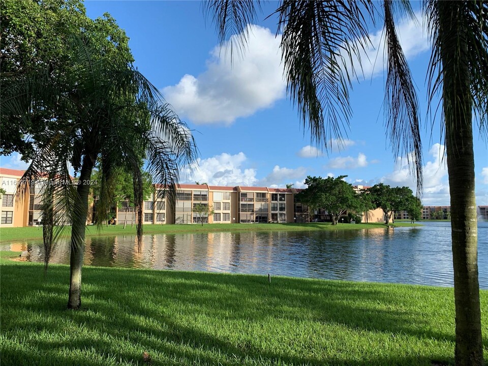 5832 Coral Lake Dr in Margate, FL - Foto de edificio