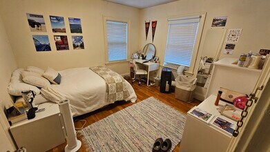 52 Greycliff Rd, Unit 1 in Boston, MA - Foto de edificio - Building Photo