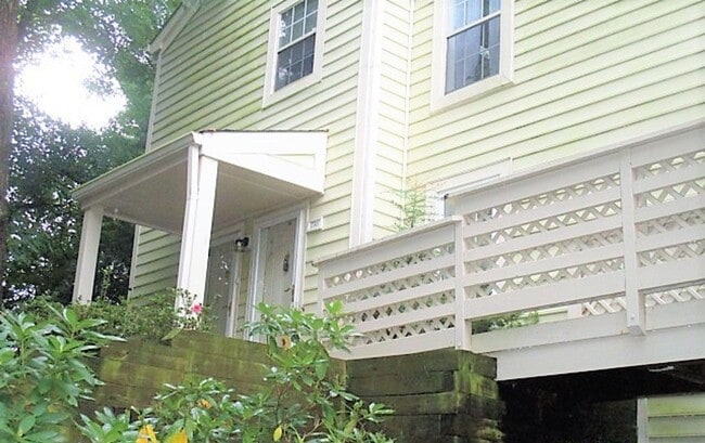 7741 Willow Point Dr in Falls Church, VA - Building Photo - Building Photo