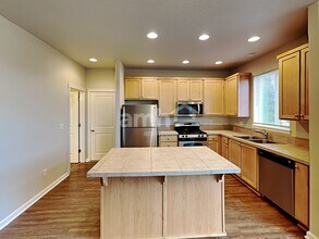 1292 Alpine Lakes St SE in Salem, OR - Foto de edificio - Building Photo