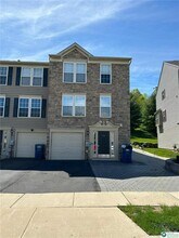 112 Knollwood Dr in Williams Township, PA - Building Photo - Building Photo