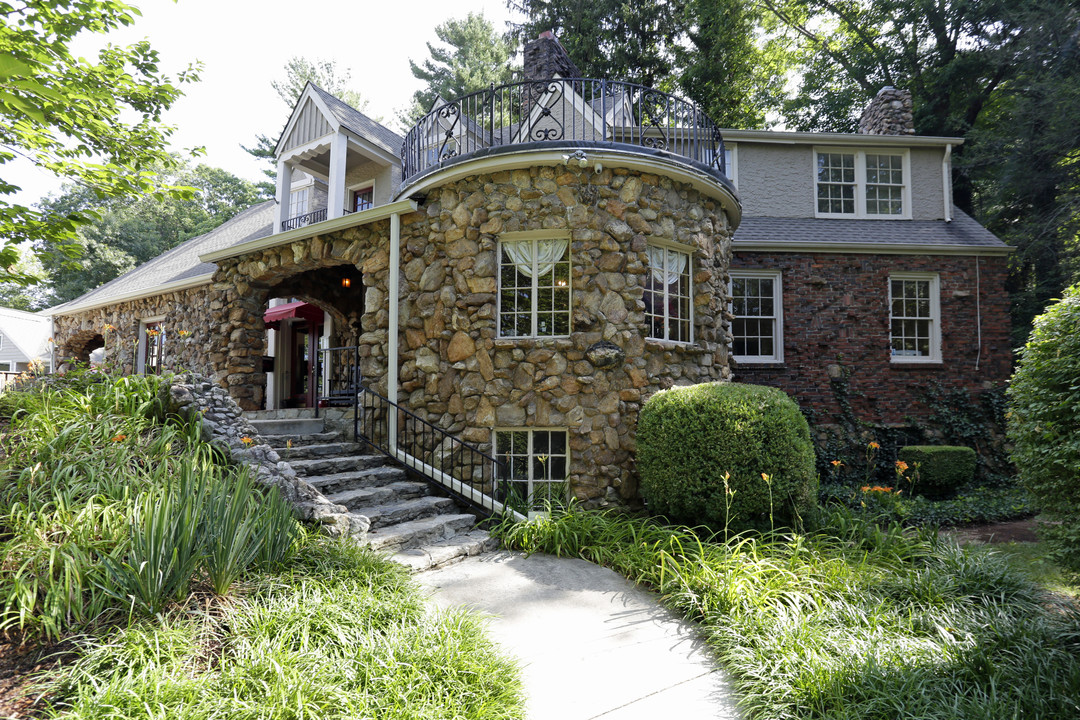 Kensington Place in Asheville, NC - Building Photo