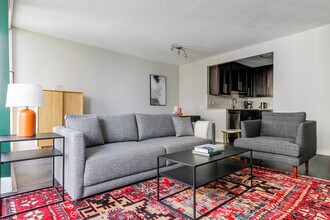 77 W Huron St in Chicago, IL - Foto de edificio - Building Photo