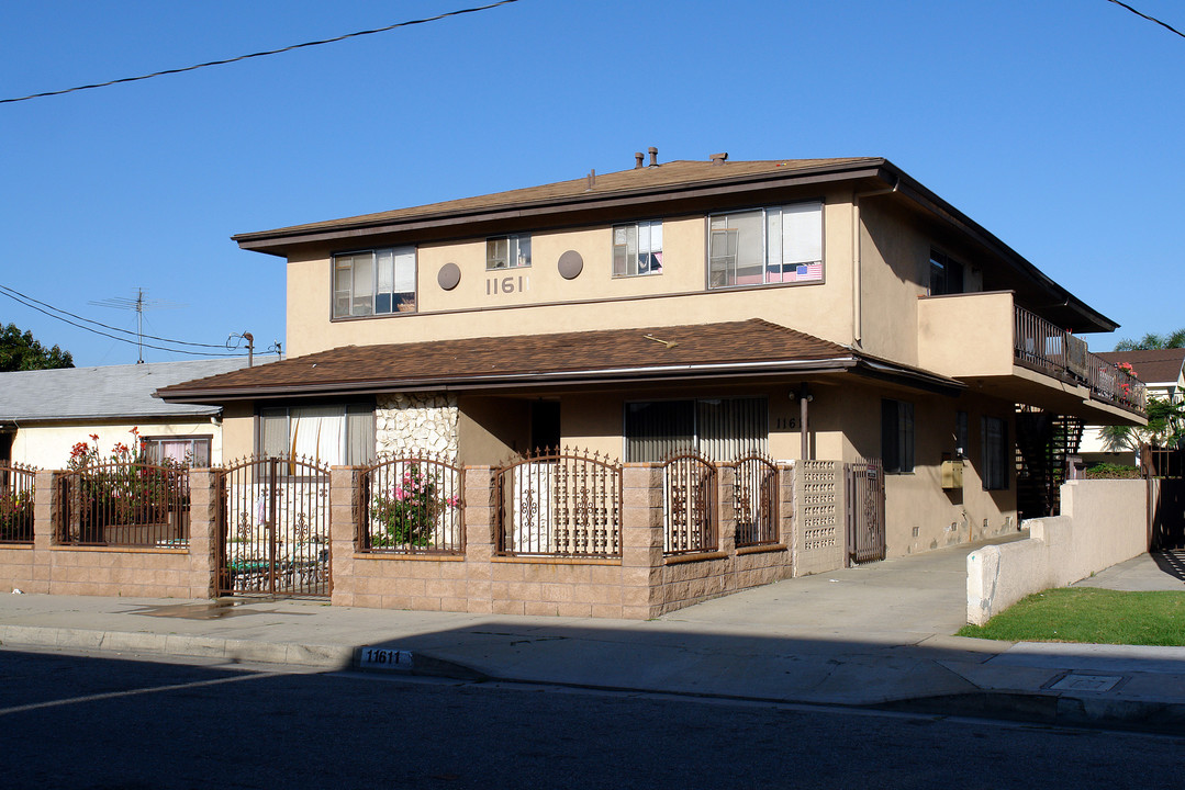 11611 Menlo Ave in Hawthorne, CA - Building Photo