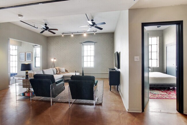 453 Andrew Higgins Blvd in New Orleans, LA - Building Photo - Building Photo