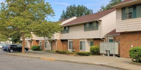 Amesbury Rosalind Apartments in Cleveland, OH - Building Photo - Building Photo