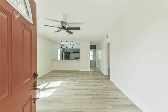 5922 Fairdale Ln in Houston, TX - Building Photo - Building Photo