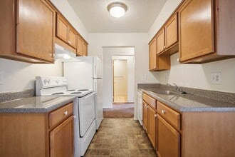 West Garden Apartments in Westland, MI - Foto de edificio - Building Photo
