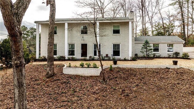 property at 800 Glenairy Dr NE
