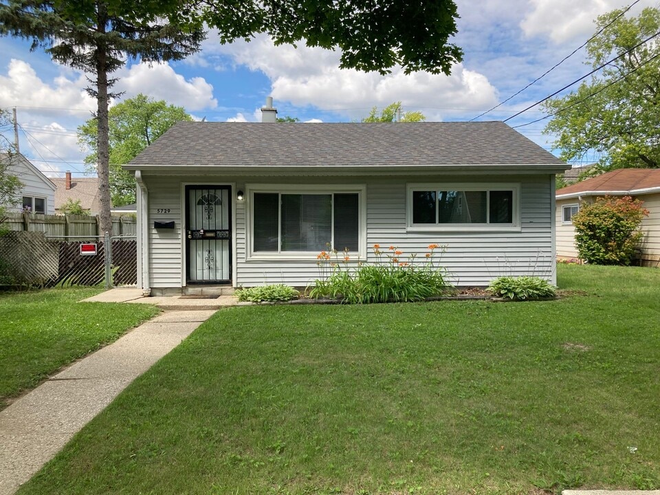 5729 N 58th St in Milwaukee, WI - Building Photo