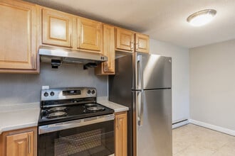 ReNew Taunton on Highland in Taunton, MA - Foto de edificio - Building Photo