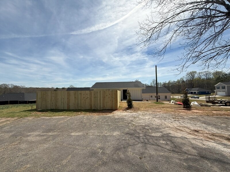 40 Charlotte Pl in Statham, GA - Building Photo