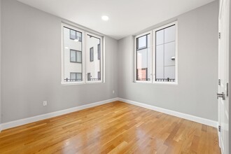 10 Taber St, Unit 207 in Boston, MA - Foto de edificio - Building Photo