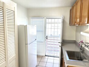 2648 E 27th St in Oakland, CA - Building Photo - Building Photo