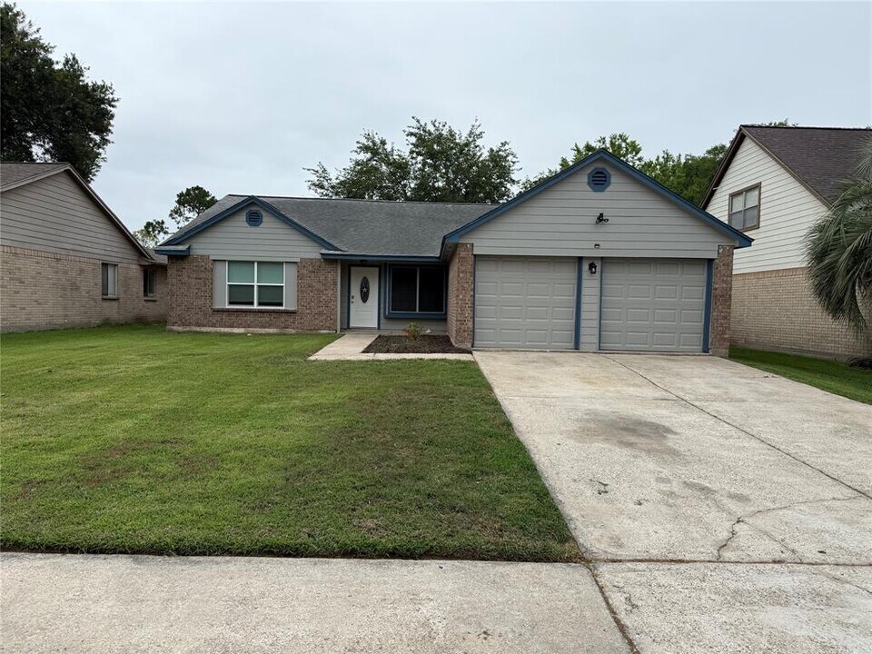 2812 Forest Hills Dr in League City, TX - Building Photo