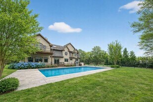 1366 Scuttle Hole Rd in Water Mill, NY - Building Photo