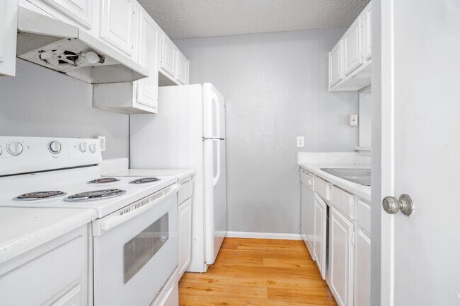 Woodbury Place in San Antonio, TX - Building Photo - Building Photo