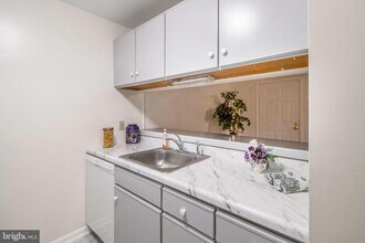 4 Banyan Wood Ct, Unit 201 in Baltimore, MD - Foto de edificio - Building Photo