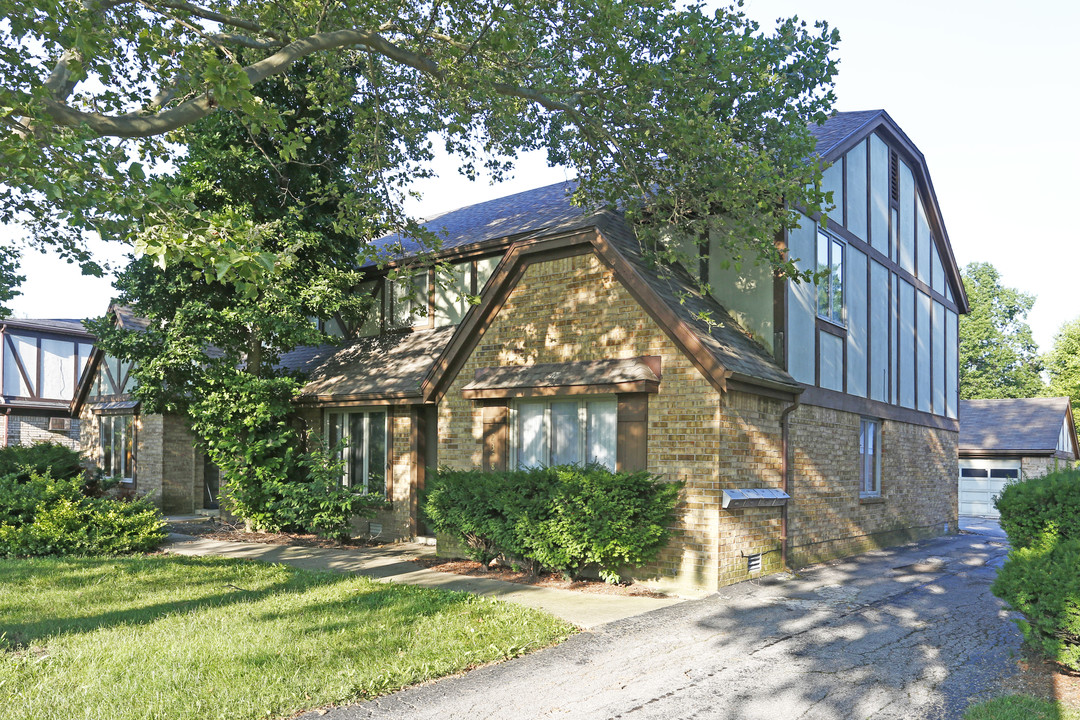 2330 Rockspring Rd in Toledo, OH - Foto de edificio