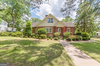 1878 Cambridge Ave in College Park, GA - Foto de edificio - Building Photo