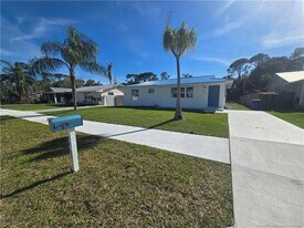 5968 SE Avalon Dr in Stuart, FL - Building Photo