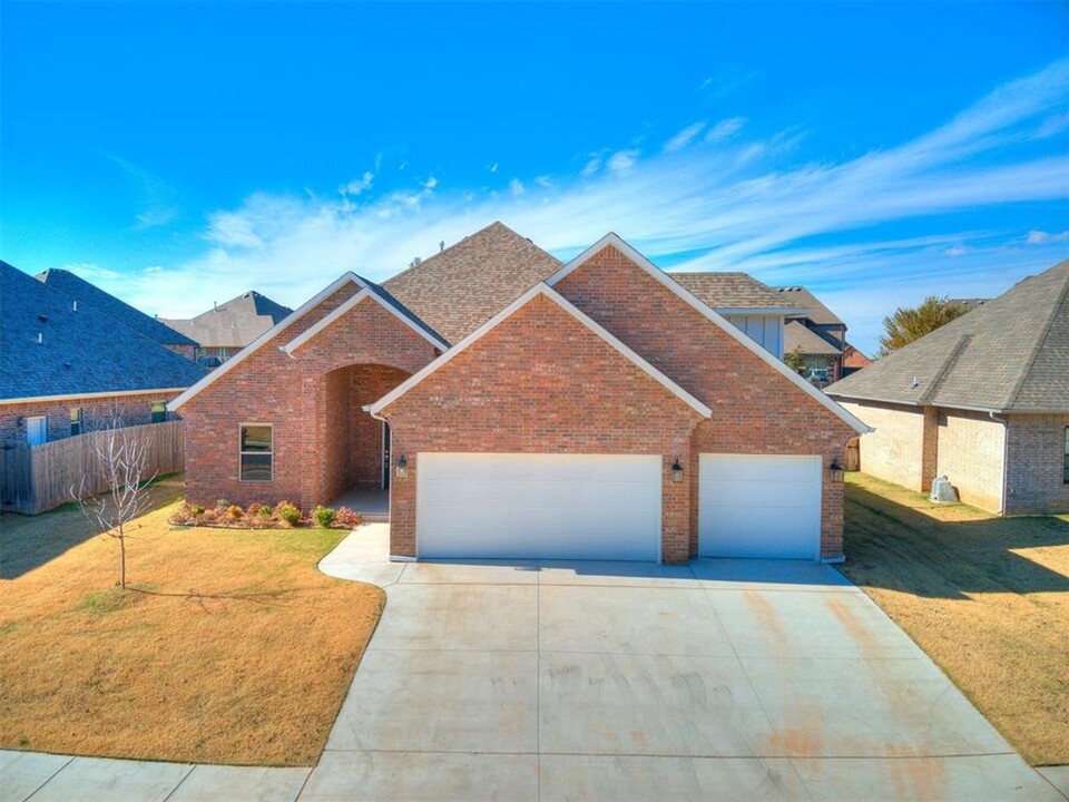 11121 Fairways Ave in Yukon, OK - Building Photo