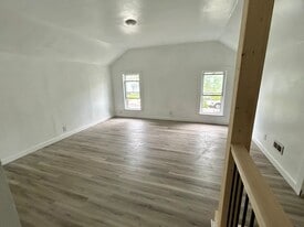 421 W Bond St, Unit 421 Upper in Hastings, MI - Building Photo