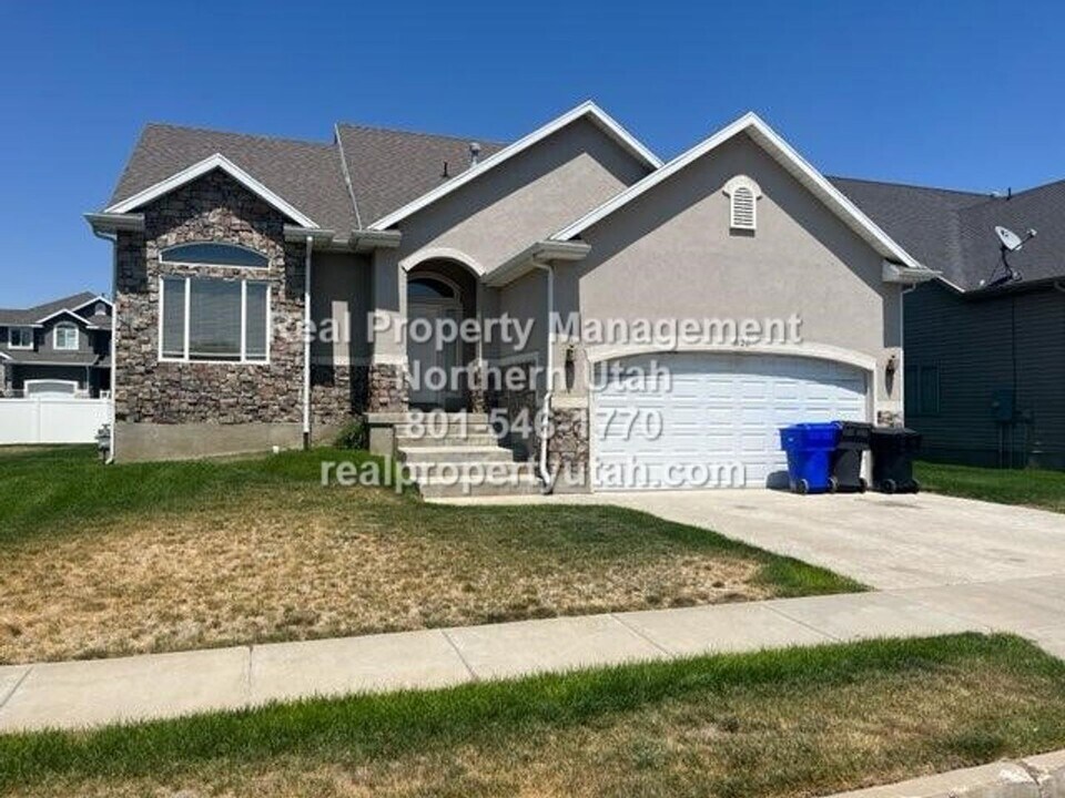 3120 W 525 N in West Point, UT - Building Photo