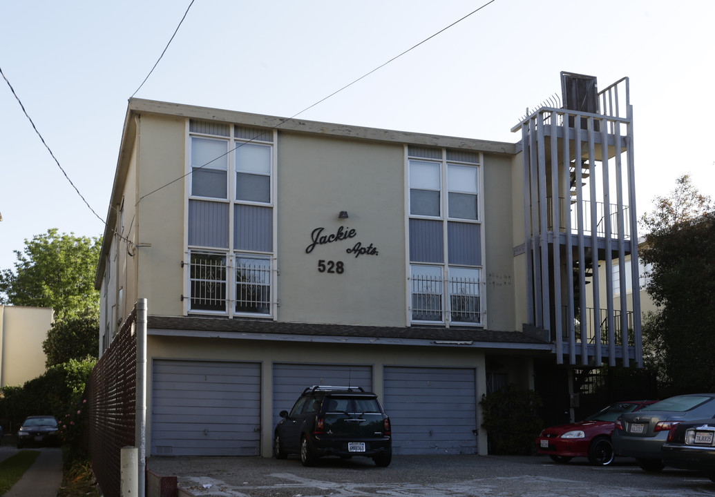 Jackie Apartments in Oakland, CA - Building Photo