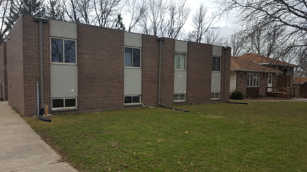 1317 White St in Jackson, MN - Building Photo