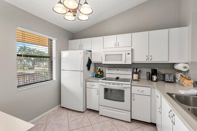 4654 Lucerne Lakes Blvd E in Greenacres, FL - Building Photo - Building Photo