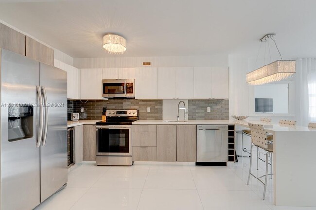 100 Lincoln Rd, Unit 612 in Miami Beach, FL - Building Photo - Building Photo