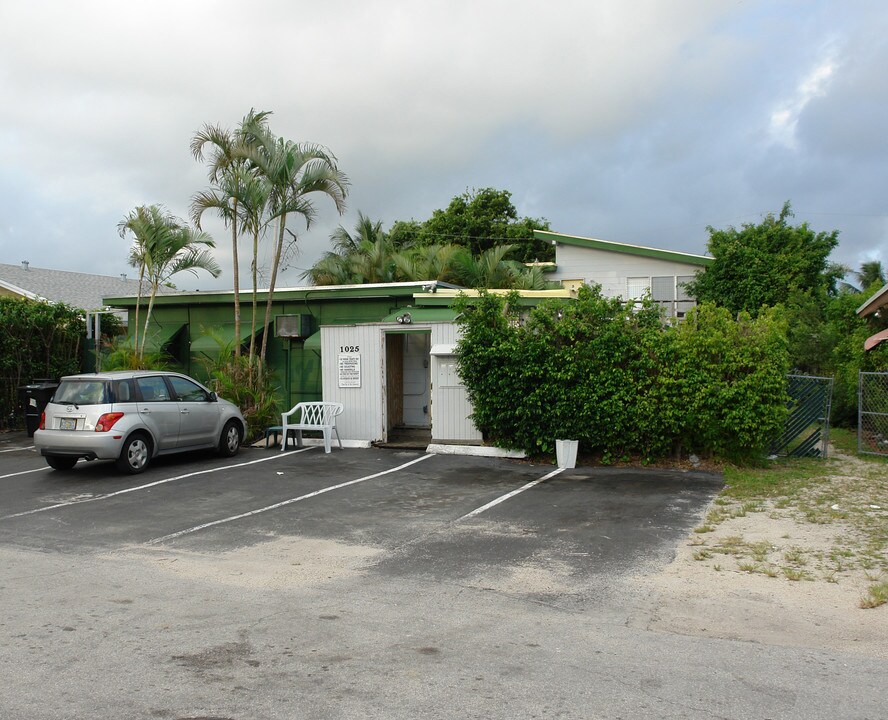 1025 NE 16th Ter in Fort Lauderdale, FL - Building Photo