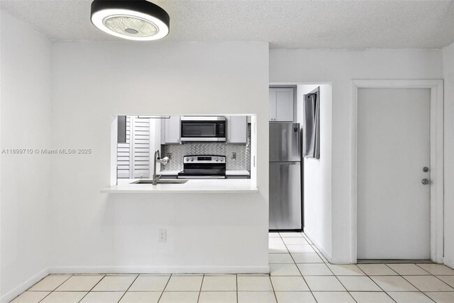 9724 Hammocks Blvd in Miami, FL - Building Photo - Building Photo